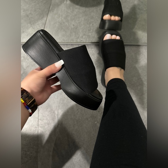 NWT!! WIDE FIT WOMEN'S BLACK WIDE TOE BAND SLIP ON PLATFORM SANDALS - Picture 1 of 4